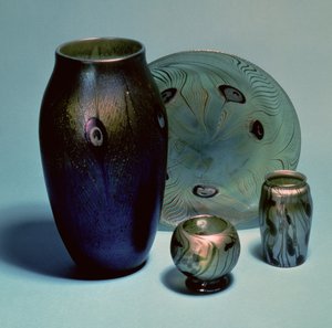 Tiffany favriililautanen ja maljakoita, New York, n.1890 (lasia).